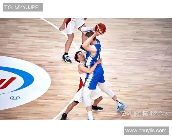 姚明在比赛中受伤腿部骨折的消息引发球迷广泛关注与担忧